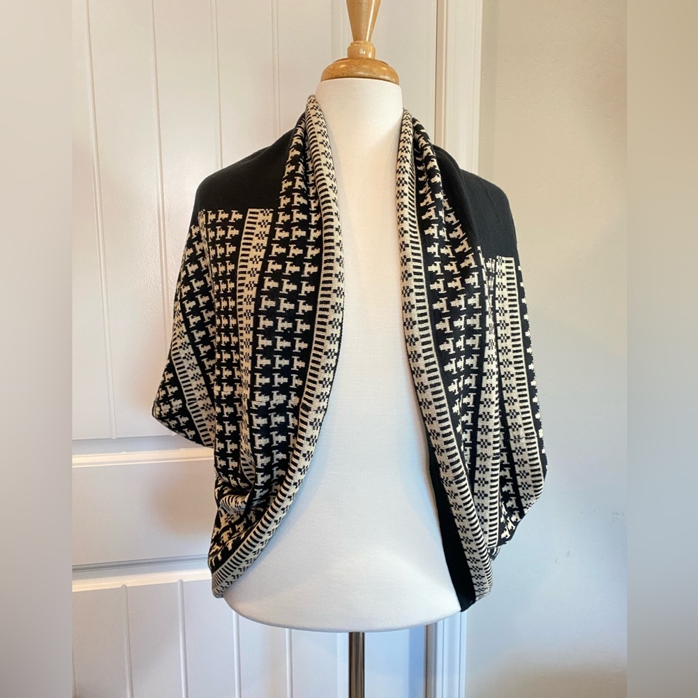 Comfortable Flattering Light Weight Patterned Sha… - image 3